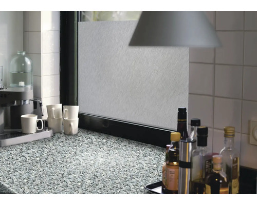 Keukenscène met melkglasfolie op het raam voor meer privacy