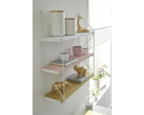Wandrek met drie planken en decoraties