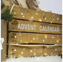 Adventskalender van houten kist met sterren en lichtsnoer