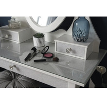 Kaptafel met spiegel, lades en diverse cosmetica.