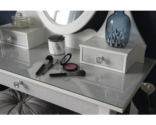 Kaptafel met spiegel, lades en diverse cosmetica.