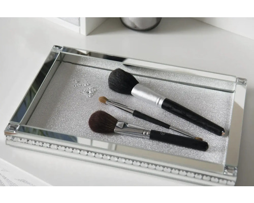 Decoratief dienblad met make-up kwasten en strass steentjes