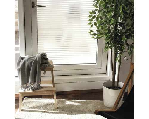 Kamer met raamfolie, kruk, deken en kamerplant