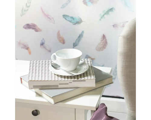 Decoratiefolie met verenpatroon in de woonkamer