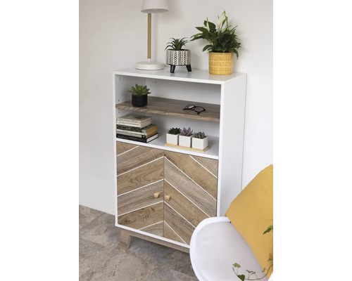 Kast met houten deuren in woonkamer met planten en decoratie