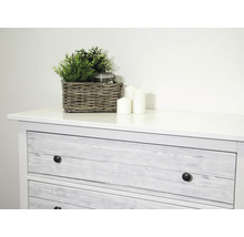 Ladekast met decoratie: mand met plant, kaarsen