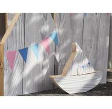 Decoratief houten schip voor een houten wand met vlaggenlijn