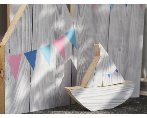 Decoratief houten schip voor een houten wand met vlaggenlijn