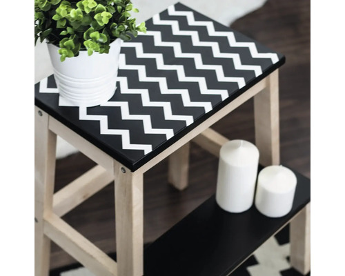 Houten opstapje met zigzagpatroon op het oppervlak