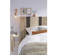 Slaapkamer met houten bed en nachtkastje