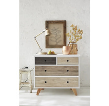 Ladekast met houten decor lades, lamp en decoratie op de bovenkant