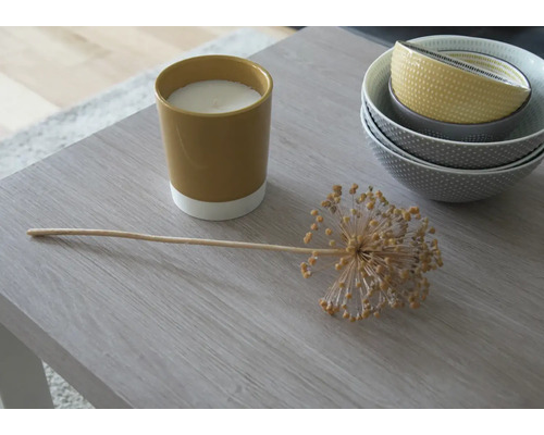 Decoratie met kaars, sierui en schalen op een tafel