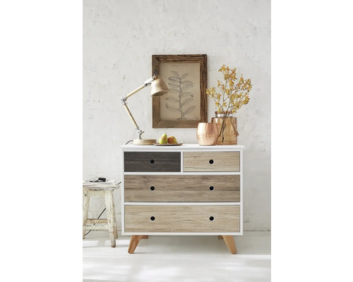 Commode met houten laden en decoratieve objecten op het oppervlak
