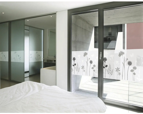 Slaapkamer met raamfolie met bloemmotief voor privacy en decoratie