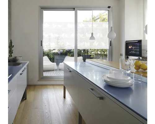 Lichte keuken met kookeiland, servies en uitzicht op het terras met zitzakken