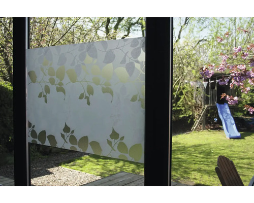 Raamfolie met bladerenmotief op het raam