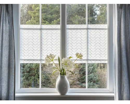 Raamdecoratie met plisségordijn en bloemenvaas op de vensterbank