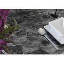Eettafel met servies en bloem op marmeren blad