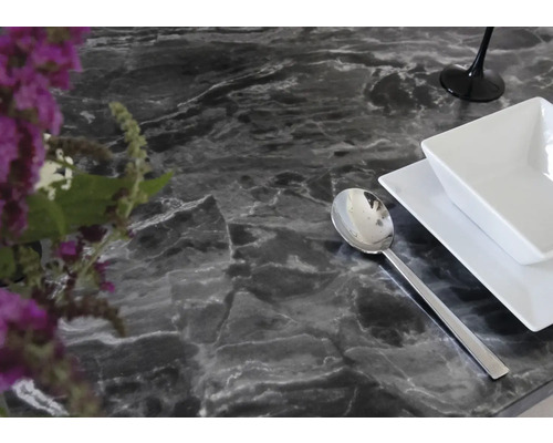 Eettafel met servies en bloem op marmeren blad