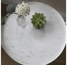 Ronde tafel met marmerlook, gedecoreerd met planten en een vaas.