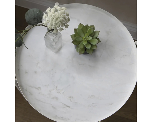 Ronde tafel met marmerlook, gedecoreerd met planten en een vaas.