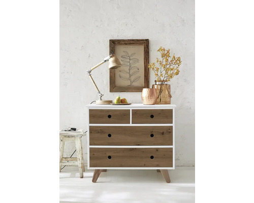 Dressoir met vier laden, decoratie, lamp en afbeelding