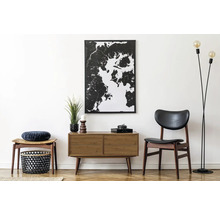 Woonkamer met dressoir, stoel, kruk, vloerlamp en wanddecoratie