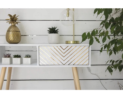 Decoratieve witte plank met decoratie-elementen en kamerplanten