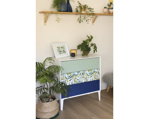 Dressoir met drie laden, decoraties en kamerplanten