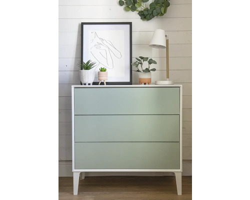 Kast met drie laden, decoraties, lamp en afbeelding