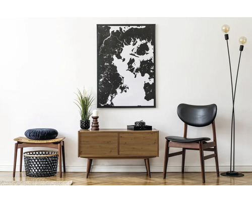 Woonkamer met dressoir, stoel, staande lamp en decoratie