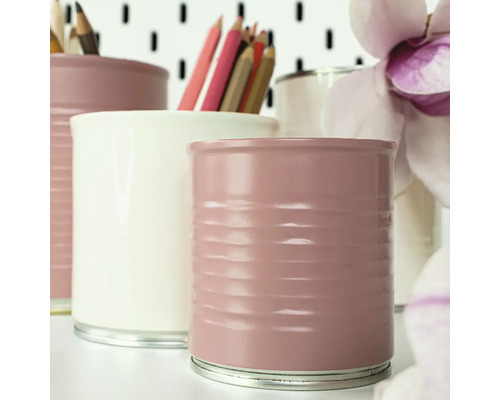 Decoratieve metalen pennenbakjes op een bureau