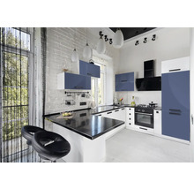 Moderne keuken met kitchenette, barkrukken en veel opbergruimte.