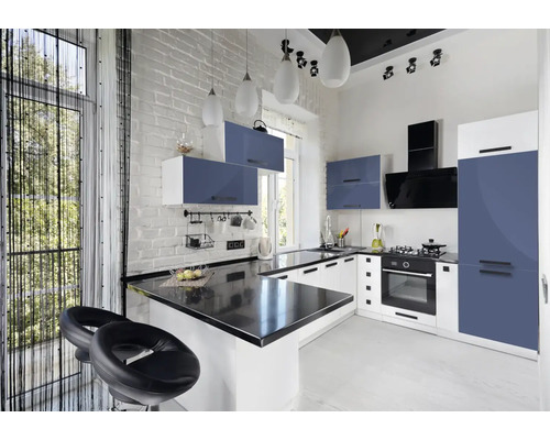 Moderne keuken met kitchenette, barkrukken en veel opbergruimte.