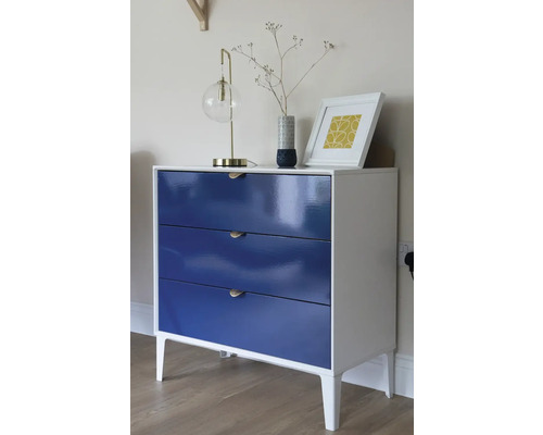 Ladekast met drie laden en decoraties aan de bovenkant