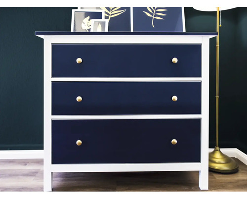 Ladekast met drie laden en gouden handgrepen