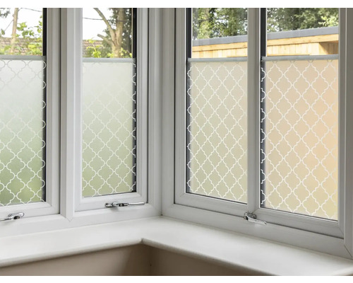 Raam met decoratieve raamfolie voor meer privacy