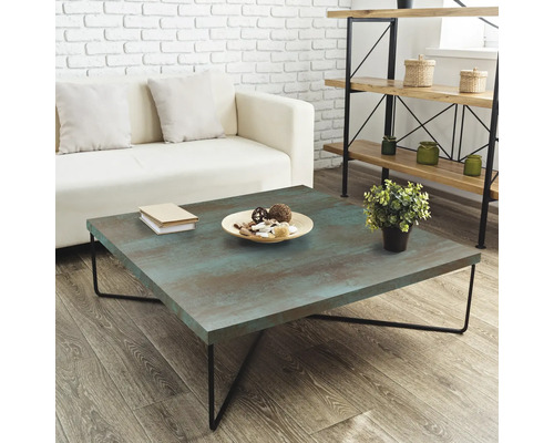 Woonkamer met bank, rek en vierkante salontafel