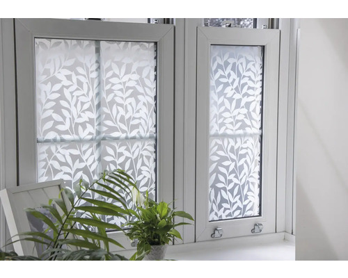 Raam met raamfolie met bladerpatroon