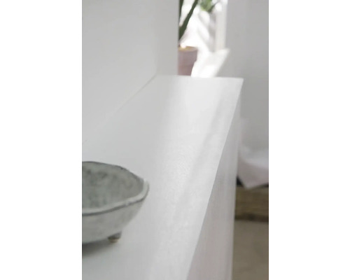 Detailopname van een witte commode met decoratieve schaal