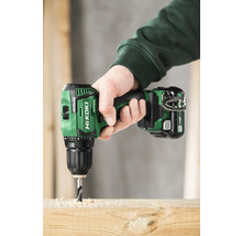 Een persoon boort met een accuboormachine een gat in een houten plank.