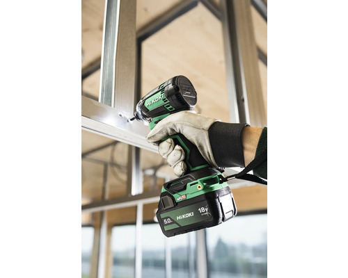 HiKoki accuslagschroevendraaier die een schroef in een metalen profiel draait