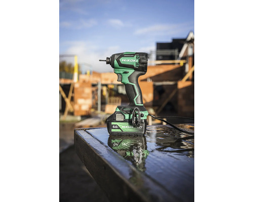 HiKOKI accuslagschroevendraaier op een tafel