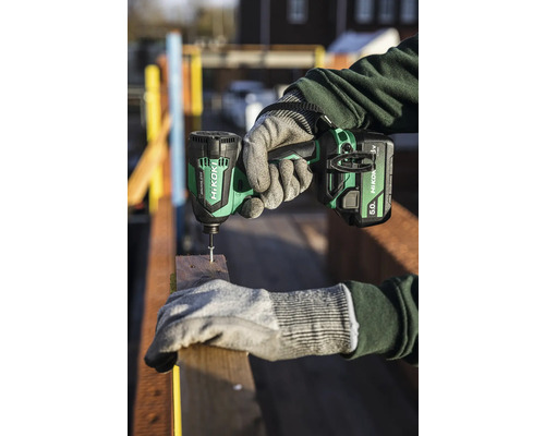 Iemand schroeft een houten plank vast met een HiKOKI accuslagschroevendraaier