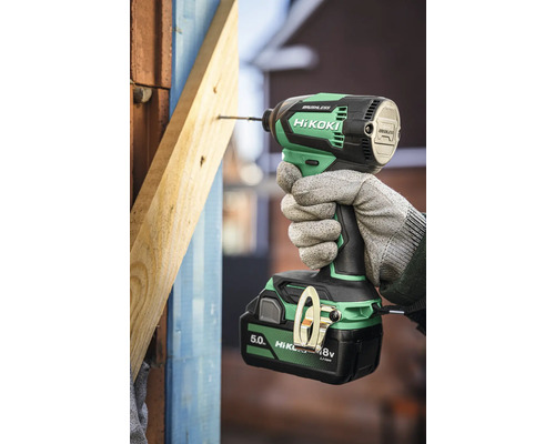 Hikoki accuslagschroevendraaier in gebruik bij het schroeven in hout