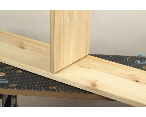 Twee houten planken op een werkbank