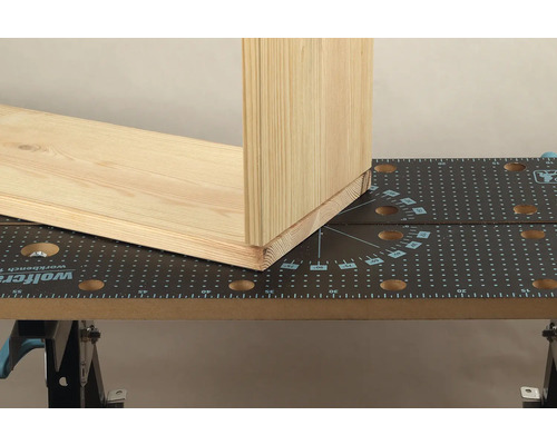 Werkbank met houten werkstuk voor bewerking