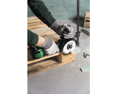 Tegelsnijder in gebruik voor het snijden van tegels op een houten pallet