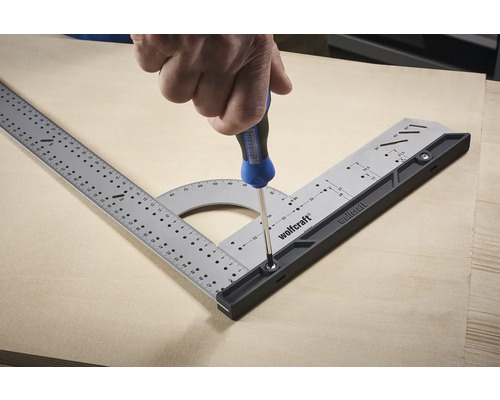 Wolfcraft Logo. Een persoon bevestigt met een schroevendraaier een multifunctionele hoek aan een houten plaat.