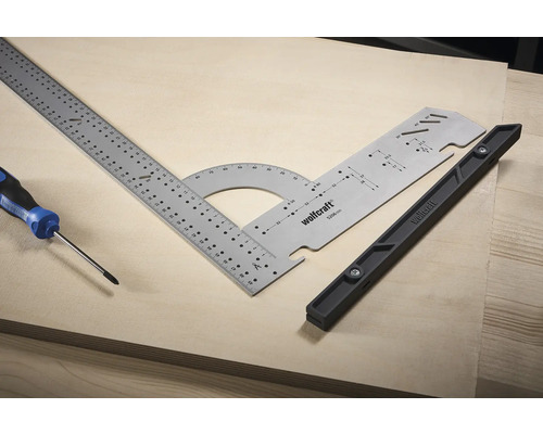 Wolfcraft Logo Winkelhaak, zwaaihaak en schroevendraaier op een houten oppervlak